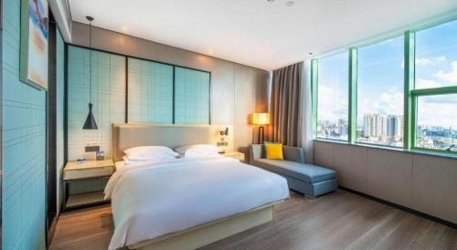 Postel nebo postele na pokoji v ubytování Echarm Hotel Yangjiang Baili Plaza