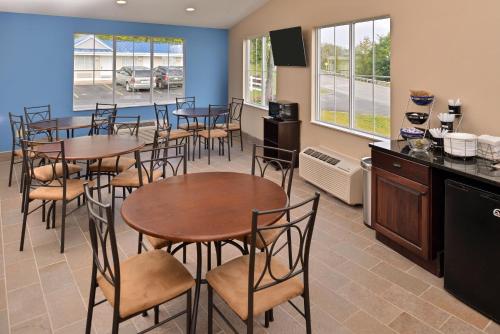 a dining room with tables and chairs and a kitchen at Americas Best Value Inn-Saint Clairsville/Wheeling in Saint Clairsville