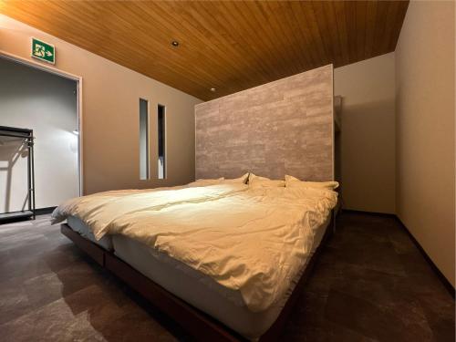Postel nebo postele na pokoji v ubytování 柏屋旅館アネックス
