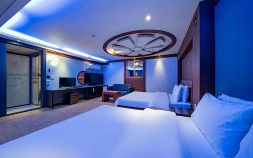 a hotel room with a bed and a television at Hotel Head-One in Uijeongbu