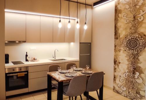 Кухня или мини-кухня в Niki Apartments
