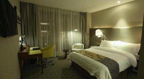 Letto o letti in una camera di Shanghai Bund South China Harbour View Hotel