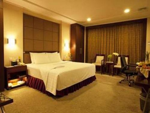 a bedroom with a large white bed in a hotel room at Changchun Zhuozhan Days Hotel in Changchun