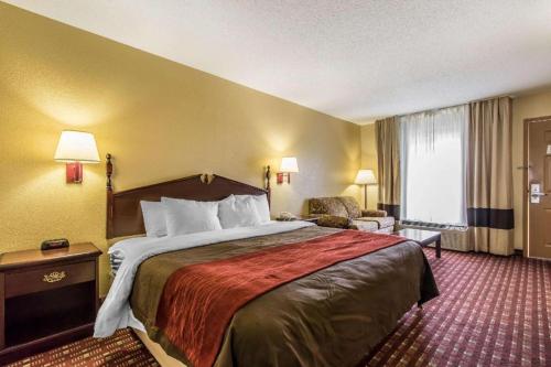 Ένα ή περισσότερα κρεβάτια σε δωμάτιο στο Quality Inn Andalusia
