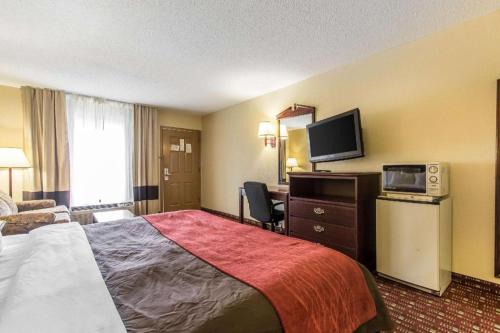 Ένα ή περισσότερα κρεβάτια σε δωμάτιο στο Quality Inn Andalusia