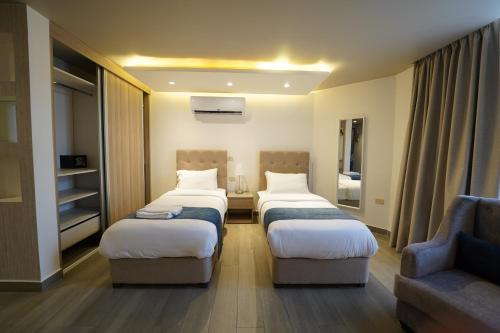 Una cama o camas en una habitación de Red Carpet Hotel & Suites