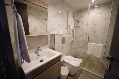 Un baño de Red Carpet Hotel & Suites