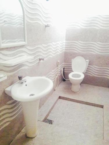 Bilik mandi di Wenasa Hotel