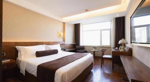a hotel room with a large bed and a window at James Joyce Coffetel Tianjin Railway Station Jinshiqiao Metro Station Branch in Tianjin