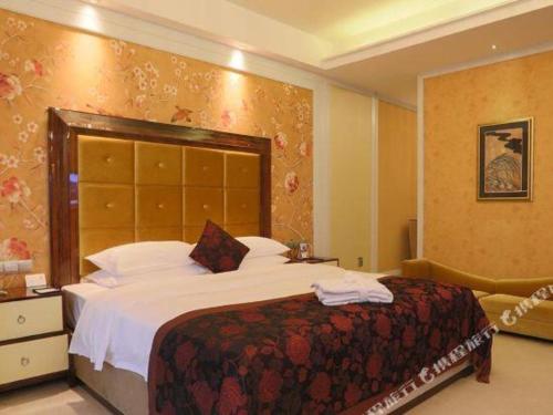 a bedroom with a large bed in a hotel room at Fortune International Hotel in Xiawutun