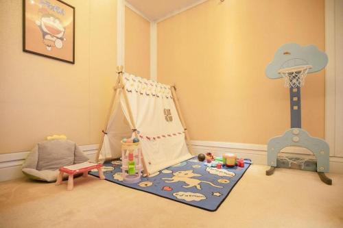 a childs room with a basketball hoop and a crib at Fortune International Hotel in Xiawutun
