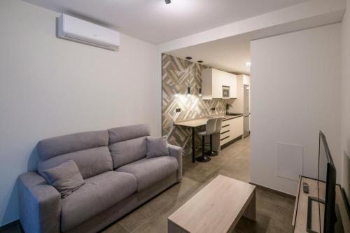 una sala de estar con un sofá y una mesa en Céntrico 4 personas Ciudad Ciencias, en Valencia