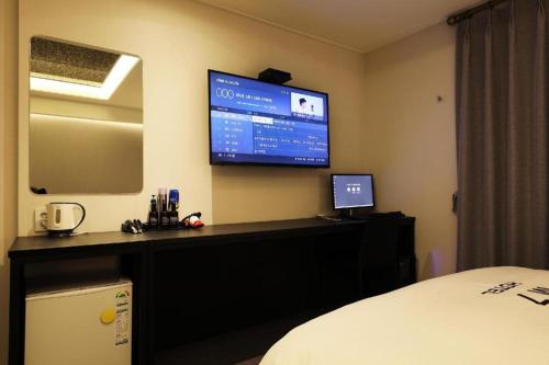 Yongin(Giheung) M7 Hotelにあるテレビまたはエンターテインメントセンター