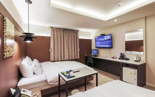 Yongin(Giheung) M7 Hotelにあるキッチンまたは簡易キッチン