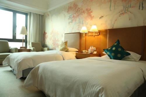 Postel nebo postele na pokoji v ubytování Culture Plaza Hotel