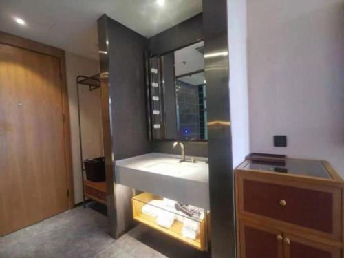 ein Badezimmer mit Waschbecken und Spiegel in der Unterkunft Jinjiang Inn Tianjin South Station in Tianjin
