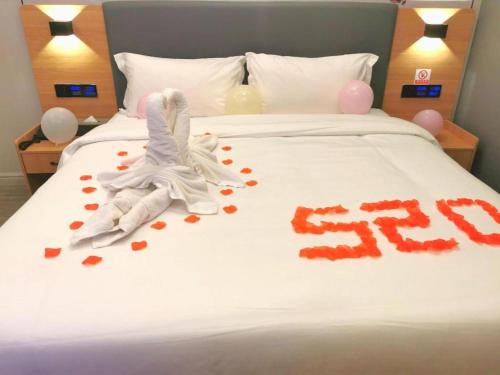 Cama o camas de una habitación en Sheng Lin Na Hotel Minzhi Branch