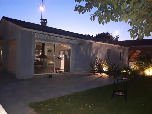 Ein Garten an der Unterkunft Superbe maison avec Spa en direct