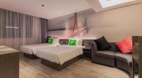 Postel nebo postele na pokoji v ubytování ibis Styles Wuhan Optics Valley Square Hotel
