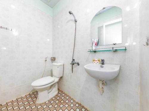 a bathroom with a toilet and a sink at OYO 898 Phuong Thao Hotel in Nha Trang