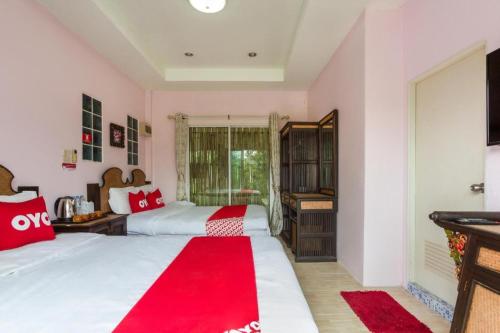 Postel nebo postele na pokoji v ubytování OYO 749 Baan Suan Resort