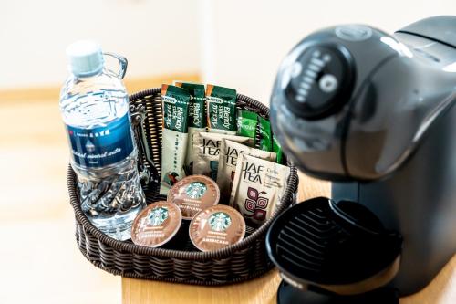 廿日市市にあるBOND COMFORT HOTEL MIYAJIMAGUCHI - Vacation STAY 80785vの水のボトルとスナックが入ったバスケット