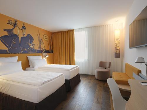 Postel nebo postele na pokoji v ubytování Grimms Hotel Hanau