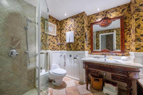 a bathroom with a toilet and a shower and a sink at Hangzhou The First World Hotel in Hangzhou
