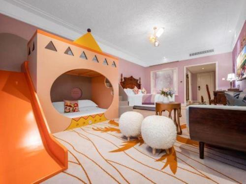 a childs bedroom with a large bed in the middle at Hangzhou The First World Hotel in Hangzhou