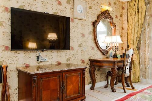 a bathroom with a sink and a mirror and a desk at Hangzhou The First World Hotel in Hangzhou