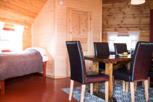 Giường trong phòng chung tại Vestvatn - Arctic Cabins