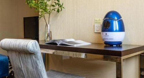 a blue mixer sitting on top of a desk at Kunming Long Way Hotel in Kunming