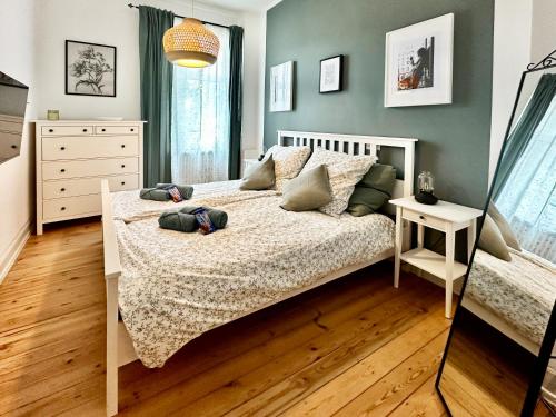 Ένα ή περισσότερα κρεβάτια σε δωμάτιο στο COZEE - Comfy 3-room Apartment with Netflix