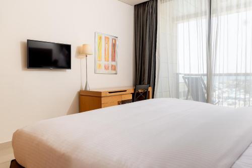 Postel nebo postele na pokoji v ubytování Coral Beach Hotel And Resort Beirut