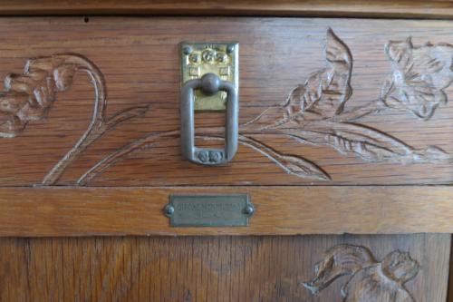 a drawer with a drawing of a flower on it at B&B Giardino Di Pietra in Ragusa