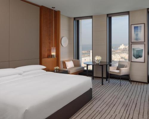 Postel nebo postele na pokoji v ubytování Park Hyatt Doha, Msheireb Downtown