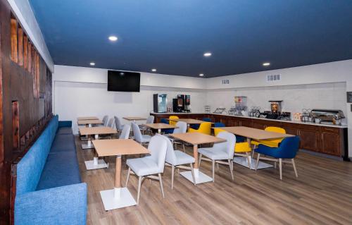 Et tv og/eller underholdning på Comfort Inn & Suites River City Decatur