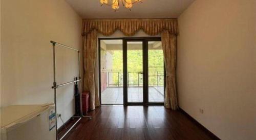 an empty room with a door to a balcony with at The Century Seaview Hotel in Shenzhen