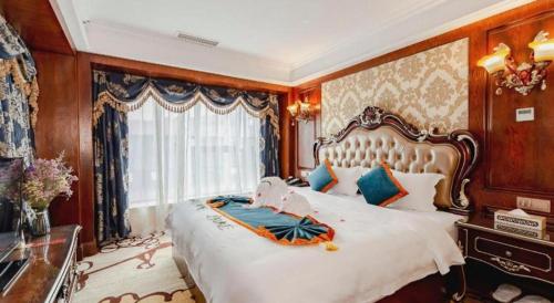 Postel nebo postele na pokoji v ubytování Chengdu French Theme Gold Palace