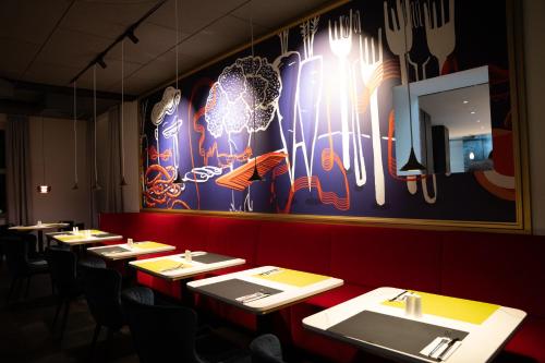 Un restaurante u otro lugar para comer en Grimms Hotel Hanau