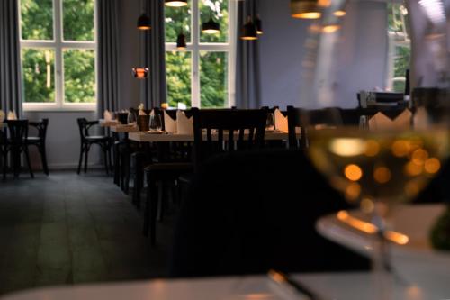 Un restaurante u otro lugar para comer en Grimms Hotel Hanau