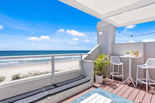 Elle comprend un balcon offrant une vue sur la plage. dans l'établissement Sea Salt By Khove, à Gold Coast