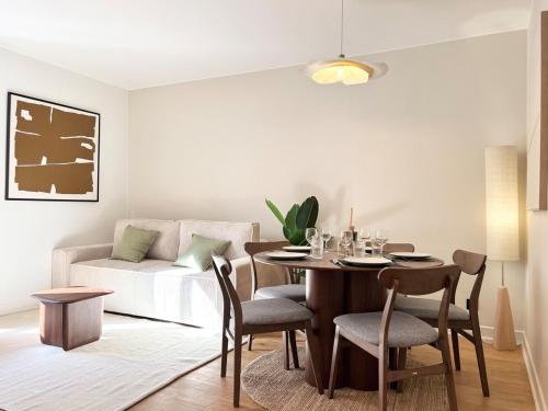 un salon avec une table et un canapé dans l'établissement Hypercentre du Touquet - appartement rénové, à Le Touquet-Paris-Plage