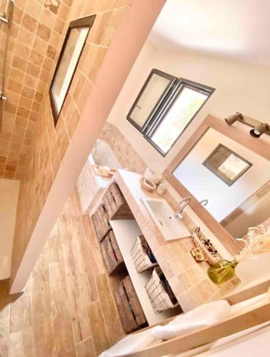 une vue aérienne d'une salle de bain avec un lavabo dans l'établissement La grange des amoureux piscine jacuzzi et massages, au Beausset