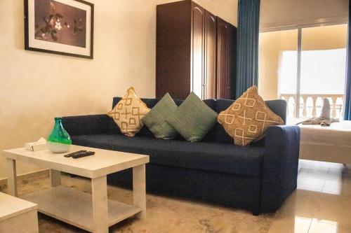 Posezení v ubytování Hala Holiday Homes - Al Hamra Village, RAK