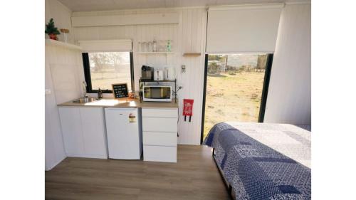 Dapur atau dapur kecil di Little Argyle Tiny House by Tiny Away