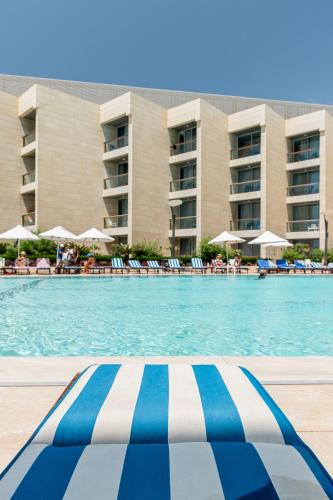 Bazén v ubytování Coral Beach Hotel And Resort Beirut nebo v jeho okolí