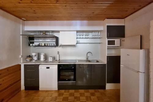 Kuchyň nebo kuchyňský kout v ubytování Kuukkeli Apartments Teerenpesue E 33