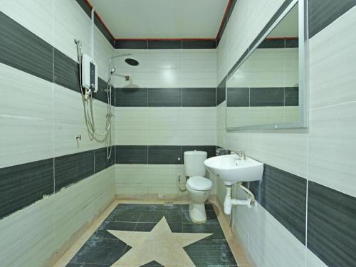 a bathroom with a toilet and a sink at SUPER OYO 818 Hotel 11 in Bandar  Pusat Jengka