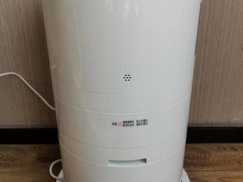 a white computer mixer sitting on a wooden table at City Comfort Inn Ji'an South Administrative Center in Ji'an